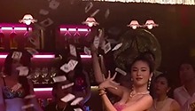 神秘女子双手花式飞牌跳舞