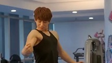 黄致列健身房撩妹大秀肌肉