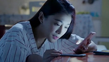 女人偷看手机只是好奇？