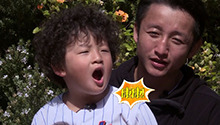 胖轩撇姐姐黏上康康