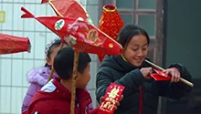 大年三十 贴春联挂灯笼 年味十足