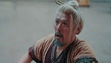 白发老头疯癫闹客栈