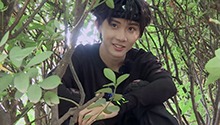 马嘉祺钻草丛躲猎人