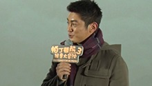 杜江一家与小熊亲密互动