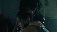 李涵找到遭遇霸凌的小彤抱头痛哭